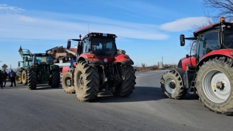 Трактори влязоха в Пловдив, протестиращите блокираха Кулата 