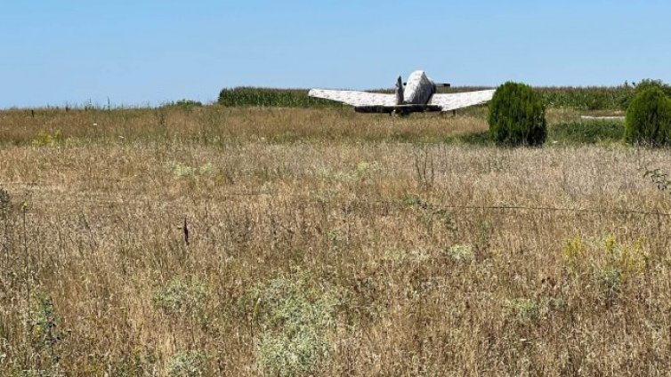 Двама българи се издирват за самолета беглец, кацнал на Божурище 