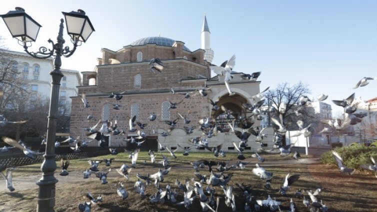 Седмицата започва с облачно време, на места ще превали слаб дъжд 