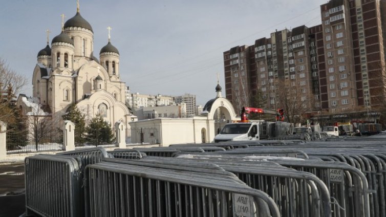 Погребват Алексей Навални днес в Москва, полицаи вече патрулират около църквата  