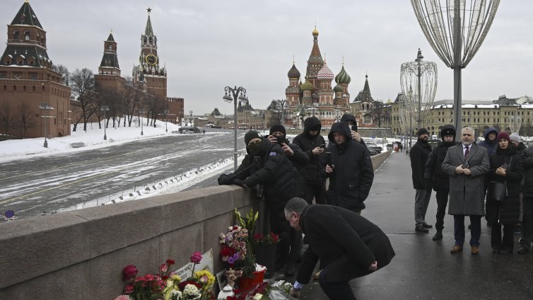 Точно преди 11 години убиха Борис Немцов, едва шепа хора го почетоха край Кремъл