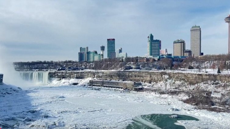 Ниагарският водопад замръзна в арктическия студ ВИДЕО