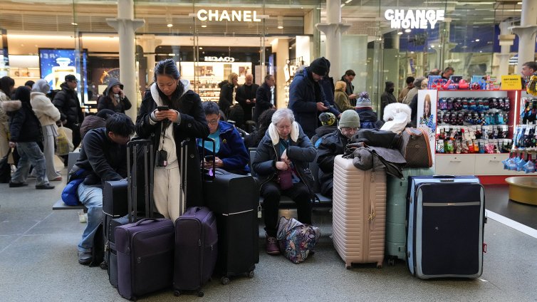 Пътници блокирани под Ламанша, спря тока на Eurostar
