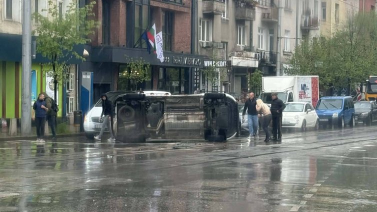 Линейка се обърна на кръстовище в София ВИДЕО