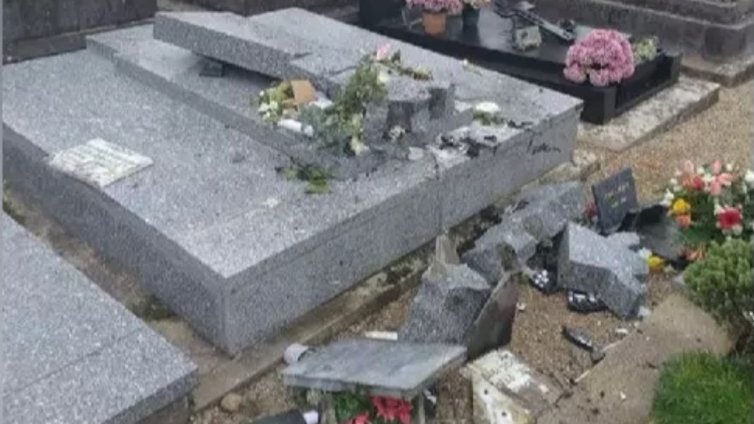 Разбиха с чук гроба на протеворечивия политик Жан-Мари Льо Пен