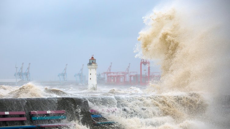 Бурята "Ейми" връхлита Великобритания, затваря училища и отменя фериботи