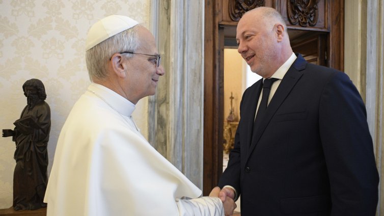 В кадър: Папа Лъв XIV прие българската делегация, Желязков му подари омофор