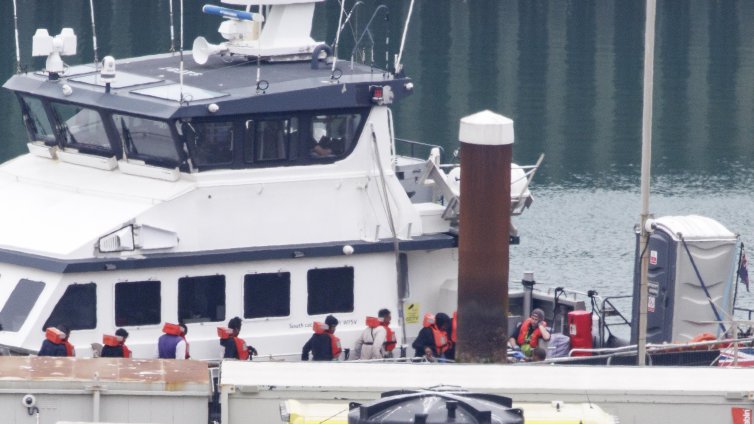 Турция залови над 100 мигранти във водите край Измир