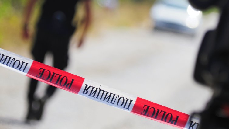 Три трупа след ужас в Бургаско: Мъж простреля майка си, сестра си и леля си, подпали къщата