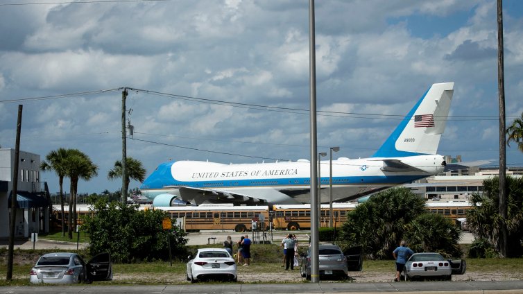 От страх Иран да не го убие: Тръмп заряза новия Air Force One, върна се на борда на стария