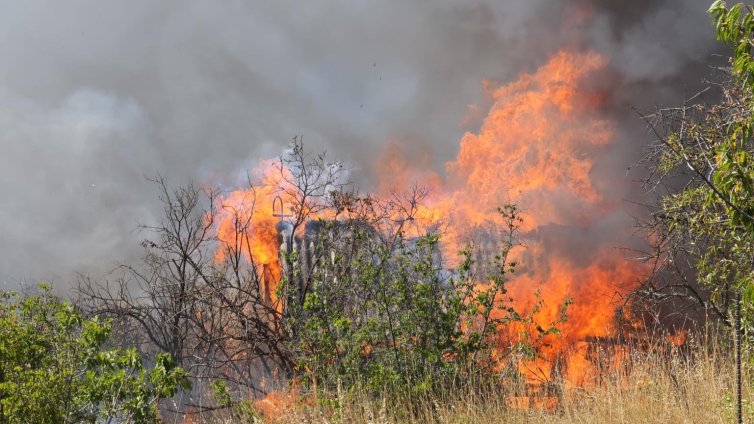 Пожар гори в Рила, в района на симитлийското село Долно Осеново