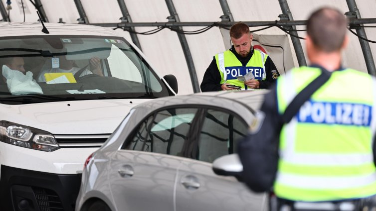 Германската полиция издирва мъж, намушквал няколко души с остър предмет