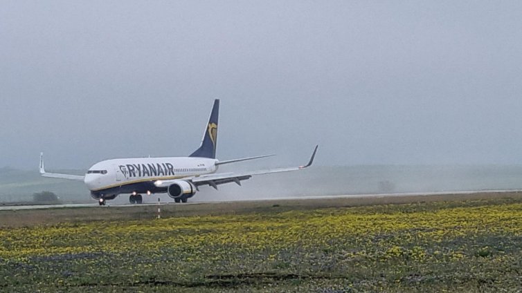 Ryanair плаща на служителите си по &euro;2,50 на открит по-голям куфар