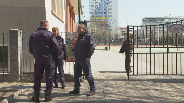 Сигнали за бомби затвориха училища в Пловдив и Разград 