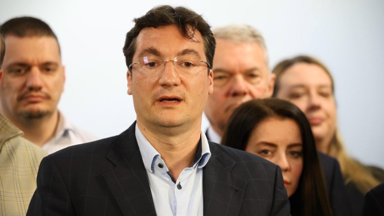След провала на БСП: Крум Зарков с оставка в джоба, ще иска вот на доверие