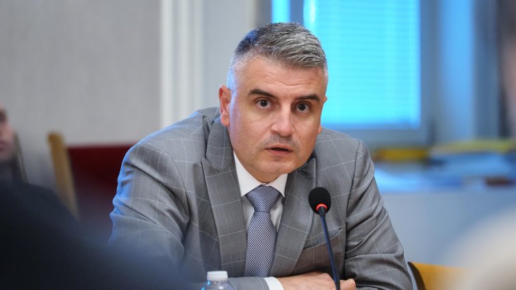 Остават много въпросите около подписаното замразяване на договора с "Боташ"