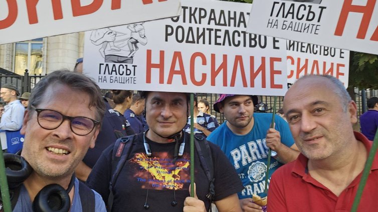 В София: Абсурдно шествие срещу насилието, което не е срещу насилието ВИДЕО