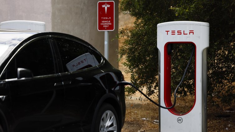 Катастрофа: Продажбите на Tesla се сринаха, въпреки търсенето на е-коли