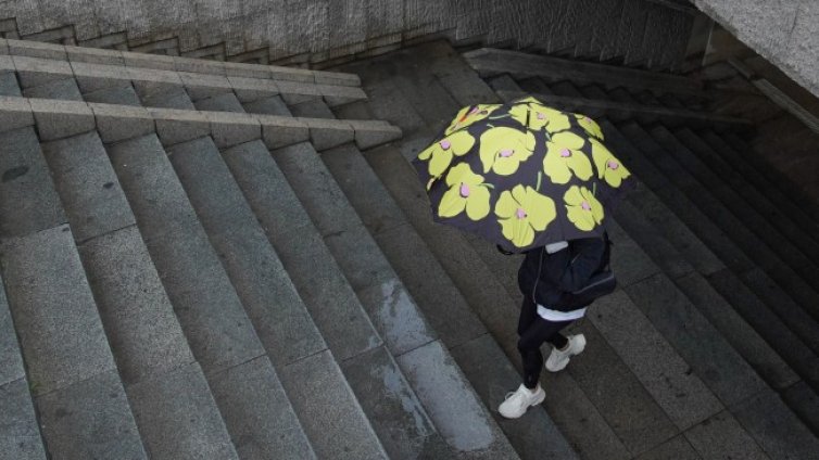 Облачно, с валежи от дъжд и топло ще е утре