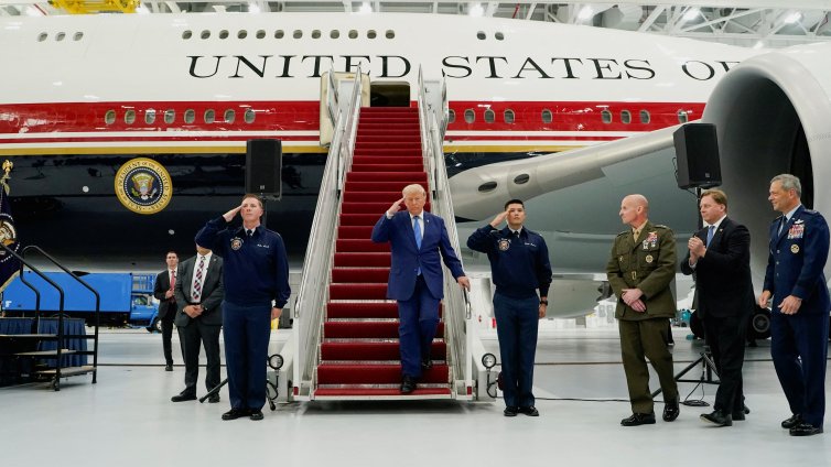 Новият Air Force One на Тръмп за $400 млн: Златен джъмбо джет и много лукс СНИМКИ/ВИДЕО