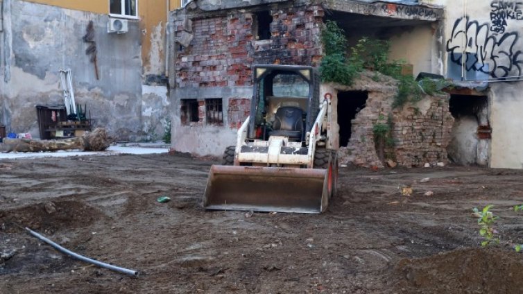Изкопни дейности предизвикаха свличане на сграда