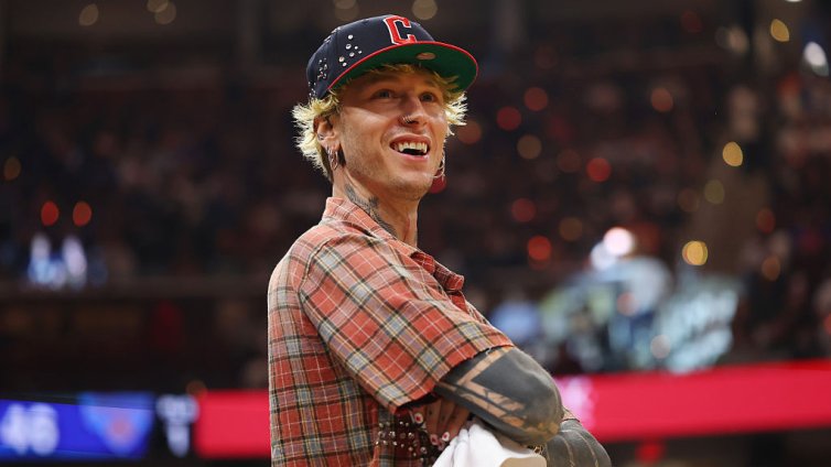 Machine Gun Kelly разкри ужасяващи здравословни проблеми заради татуировка