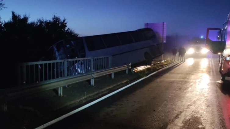 Автобус надвисна над дере след удар с ТИР 