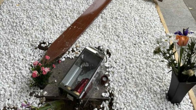 Поруган е гробът на Българския патриарх Неофит 