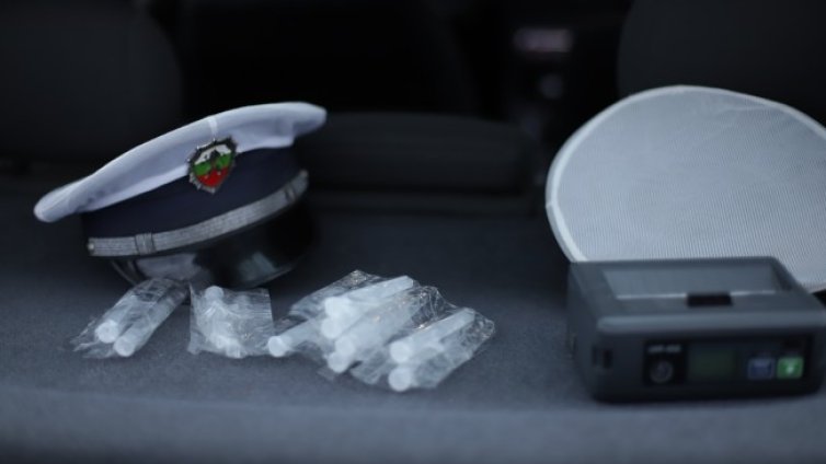 Пиян полицай блъсна кола с дете във Велико Търново