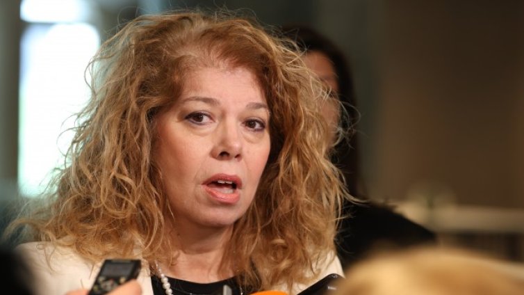 Йотова определи като странно решението за Желязков