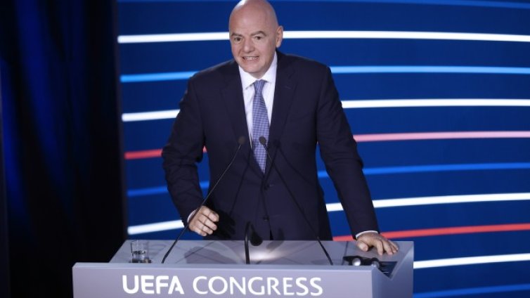 ФИФА разрешава мачове от първенствата да се играят в чужбина?