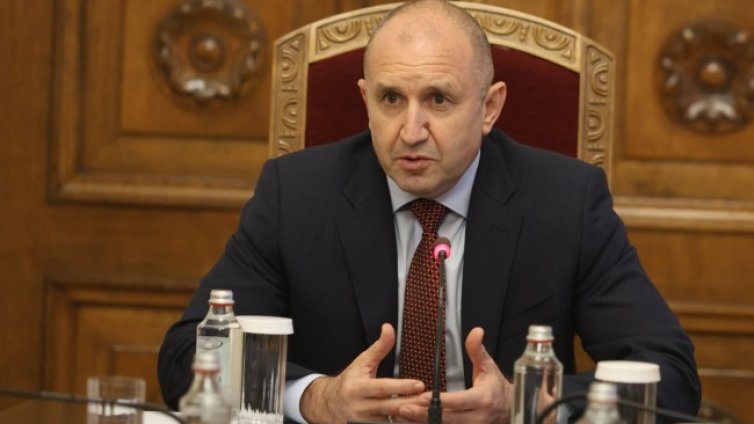 Радев: Никога не призовавам шофьорите ми да карат бързо