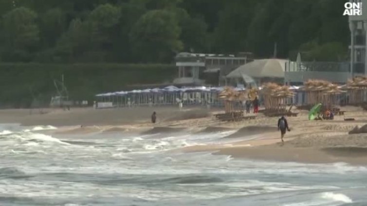 "Син флаг", но и тръби в морето: Вярват ли туристите в чистотата на плажовете ни?