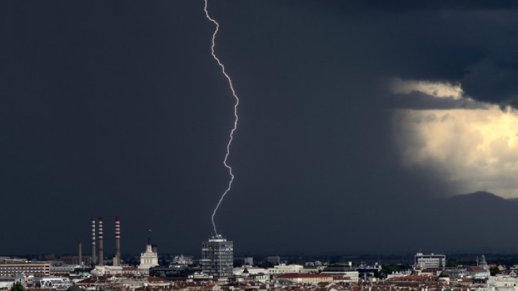 Младежът, пострадал от мълния в София, остава под наблюдение
