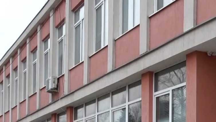 Вятър събори покрив на училище, 12 деца пострадаха