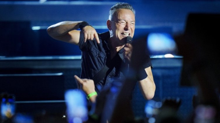 Брус Спрингстийн с наградата &bdquo;Айвър Новело&ldquo; в Лондон