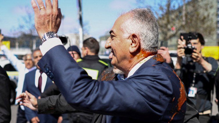 Заляха иранския престолонаследник Реза Пахлави с червена течност в Берлин СНИМКИ