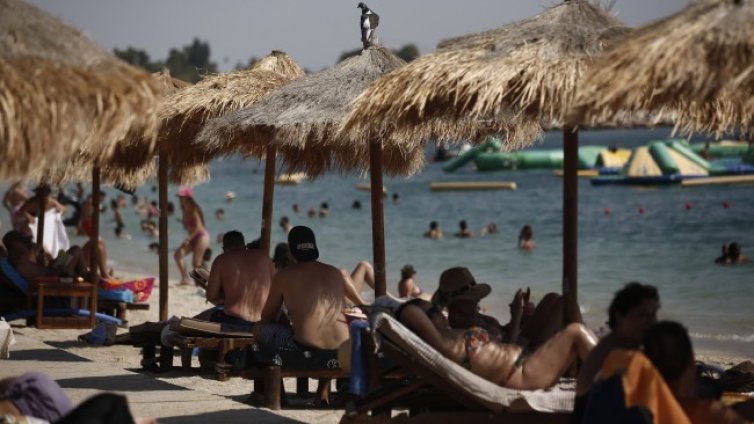 Жега от 40&deg; в Гърция, туристите да избягват обедните часове за плаж