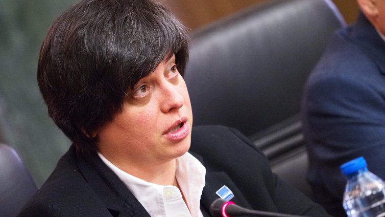 Диана Русинова пита Радев: Кога ще ремонтирате пътищата, като завали сняг ли? 