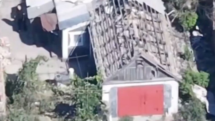 Руски войник екзекутира невъоръжен възрастен украинец ВИДЕО