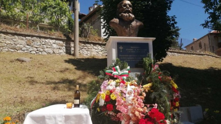 Откриха бюст-паметник на отец Атанас Аролски в родопското с. Хвойна