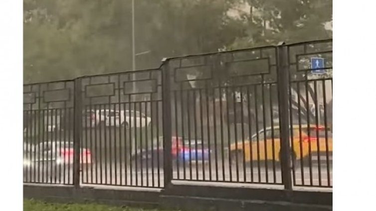 Ураган удари Москва: Откъртени билбордове, покриви, има жертви 