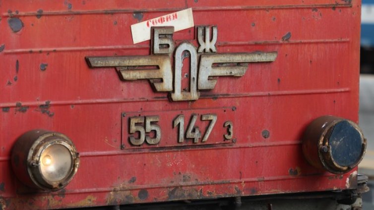 Влак помете кола на жп прелез във Враца