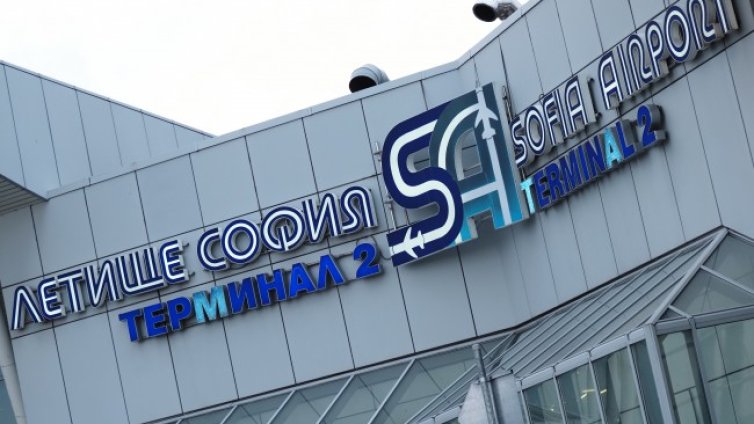 Пак отменен полет на "Райънеър&rdquo;, хора висят 15 часа на летище София
