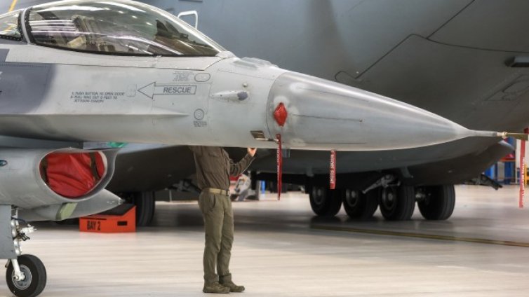 F-16 на писта тип "съветска" е като Ferrari на планински път
