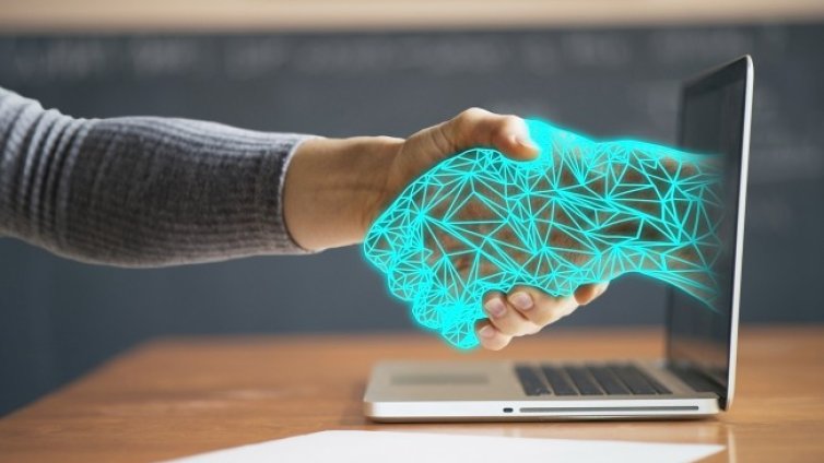 Робот поддържа жп линиите в Япония