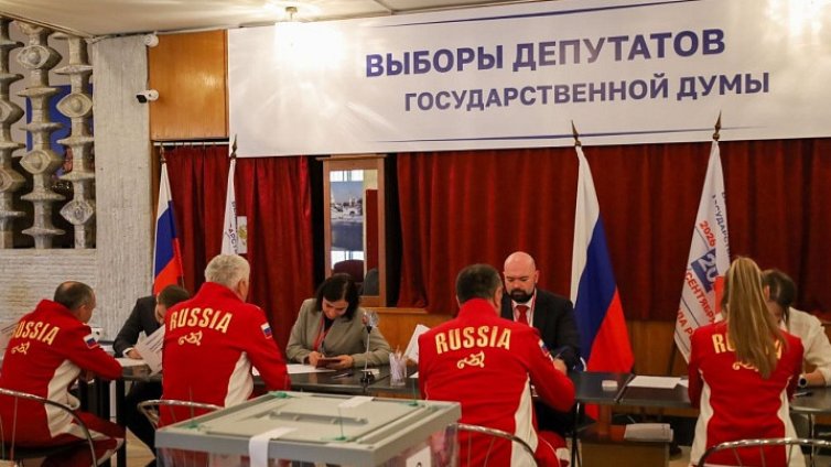 С викове "Боксът е за силна Русия!" спортисти гласуваха на изборите в София ВИДЕО