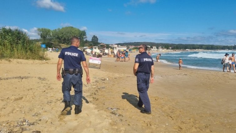 В Созопол издирват охранителя, разбил челюстта на младеж 