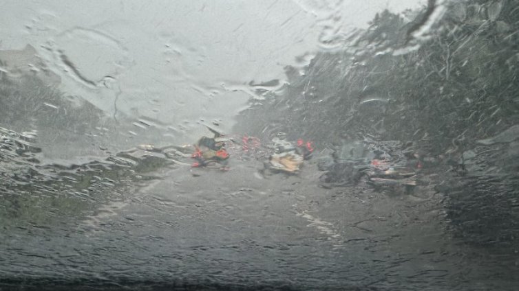 Силна буря с проливен дъжд и в Плевен