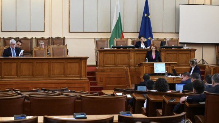 Депутатите работят още 6 дни - приемат спешно 11 закона